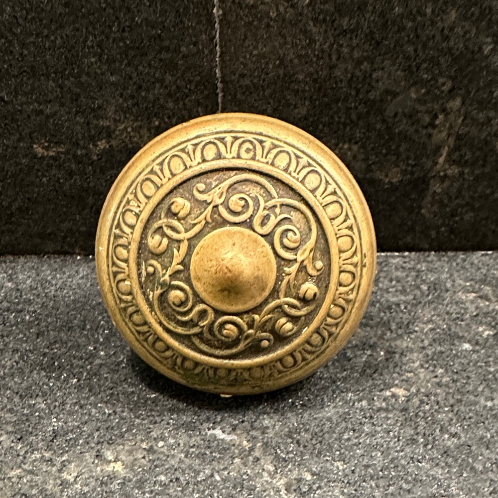 ANTIQUE SINGLE BRASS DOOR KNOB- EGG AND DART DESIGN 1905